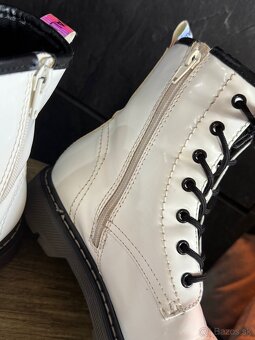 Vysoké leskle biele čižmy - 4