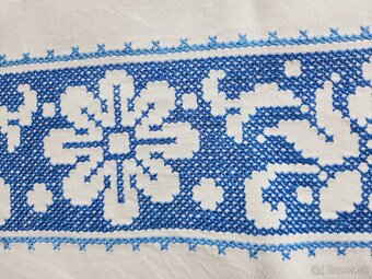 Krásny biely obrus s bohatou modorou výšivkou 80x80 - 4
