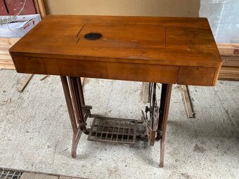 Funkčný zachovalý starožitný šijací stroj Minerva - 4