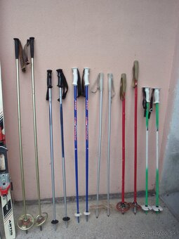 Lyžařská výbava - 9 párů lyží, hůlky, boty - 4