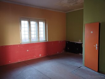 Budova s veľkým potenciálom v centre Modrého Kameňa - 4