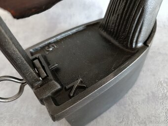 Stará velká orig. atypická žehlička s komínem, 4,69kg TOP - 4