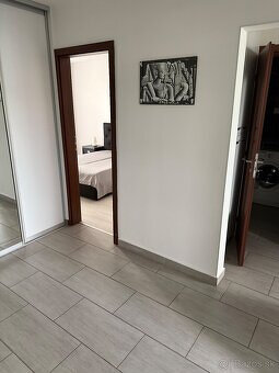 PREDÁM NADŠTANDARTNÝ 3 IZBOVÝ BYT, 65m2,loggia 3m2 - 4