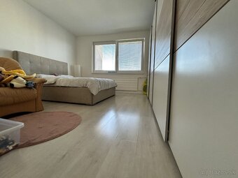 REZERVOVANÝ. - 4