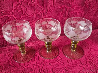 Karafa a poháriky. - 4