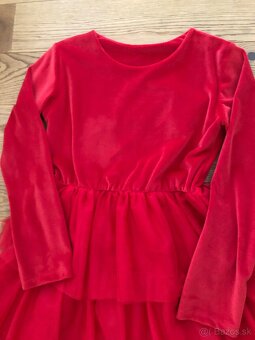 Červené šaty ideálne na vianočné fotenie - 4