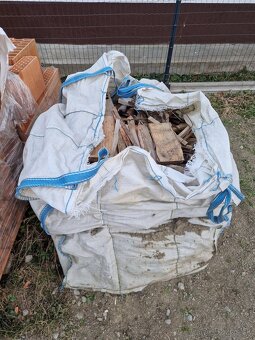 Drevo _ trámy a odrezky - 4