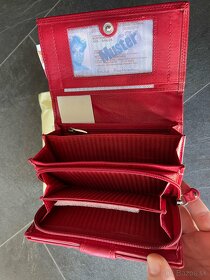 Dámska kožená peňaženka, červená šikovne spracovaná. - 4