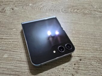 Samsung flip 5 512gb v super stave ma len jemne skrabanceky - 4