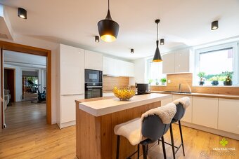 Štýlový a priestranný rodinný dom v slepej ulici s bazénom - 4