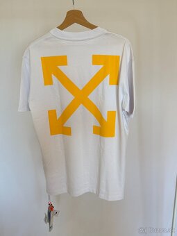 OFF-WHITE Arrow Caravaggio St Fran tričko - 4