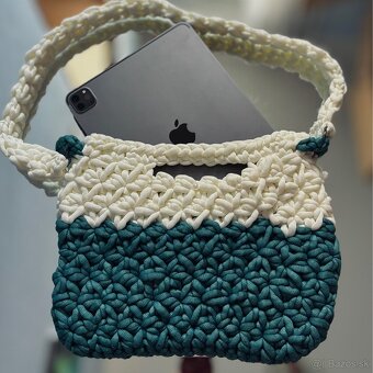 Háčkovaná crossbody kabelka z bielo-zelených priadzí - 4