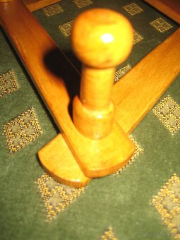 drevený retro vešiak - 4