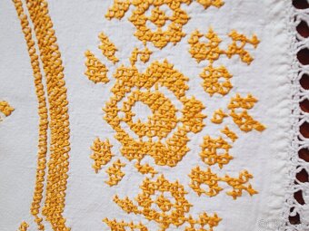 Krásny biely okrúhly ľanový obrus bohato zdobený žltou výšiv - 4