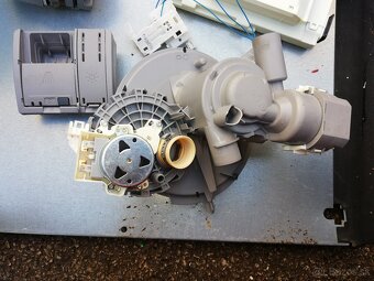 Predám čerpadlo a elektroniku na umývačka BOSCH Siemens - 4