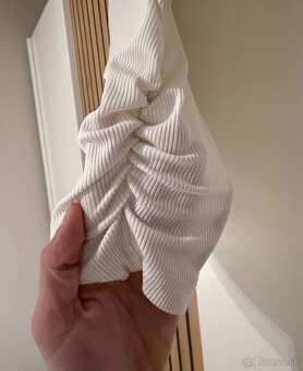 Crop rebrovane tričko s nazberanymi bokmi - 4