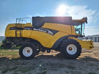 Sklízecí mlátička New Holland CX 860, žací lišta 7,3 m, rok - 4