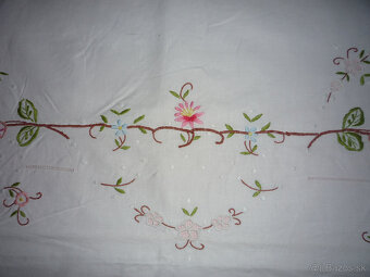 Obrus ručne vyšitý - 4