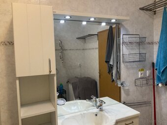 Kupelnovy nabytok s osvetlením a umývadlom + bateria - 4