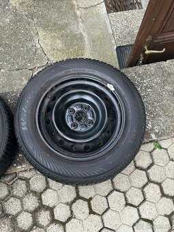 Predám 185/60 R15 - 4