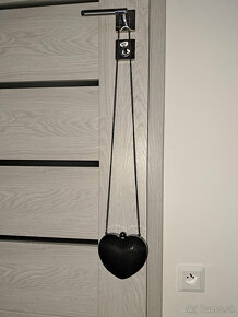 Čierny kabelka v tvare srdca s flitrami - 4