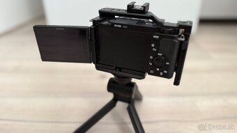 Predám úplne nový Sony ZV-E10 plus grip - 4