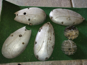 Jawa 550:mnoho dielov,plechy,svetlo,diely motor. - 4