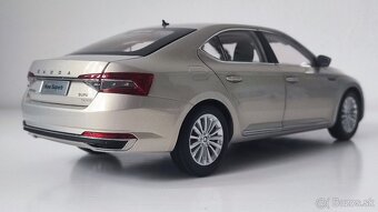 Škoda Superb 1:18 - 4