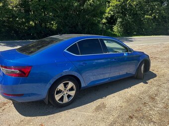Škoda Superb 2.0 TDI 110 kW 7DSG - Modrá Race Blue Metalíza - 4