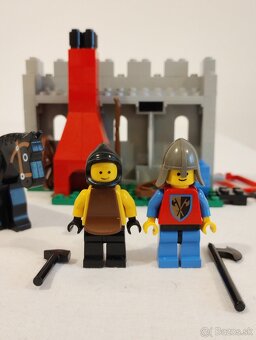 LEGO Castle 6040 Blacksmith Shop - 4
