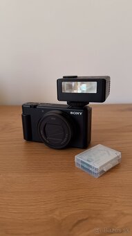 Sony ZV-1 Mark II + 2 batérie + mini blesk Godox – výborný s - 4