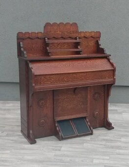 Organ s dubovým puzdrom Needham. - 4