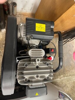 Vzduchový 2-valcový kompresor 230v 2,2kw - 4