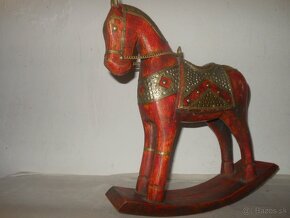 Mosadzný kôň  a drevený kôň s mosadzným  zdobením - 4