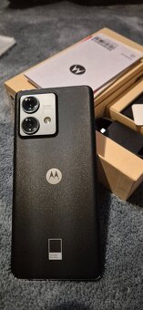 Predam motorolu edge 40 neo 12gb 256gb - 4