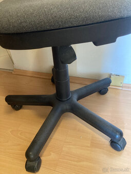 Predám kancelársku polohovateľnú stoličku - 4