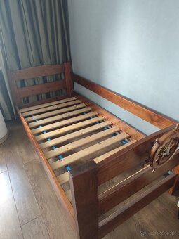 Drevená posteľ s roštom a matracom - 4