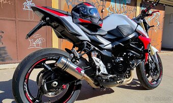 Krasna Suzuki GSR 750 - 4