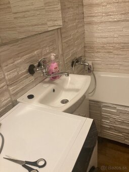 Prenajmem 2 izbovy komplet zariadeny byt na SNP - 4