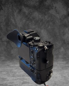 Sony A7iii + Meike MK-A9 Pro Batériový Grip - 4