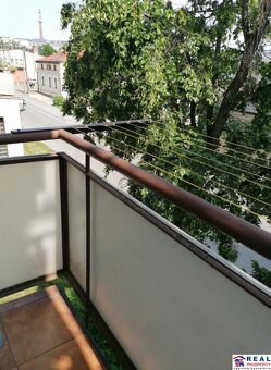 ŠTÚROVA: VOĽNÝ 2-izb. ZARIADENÝ byt, balkón, 48 m2, 1.posch. - 4