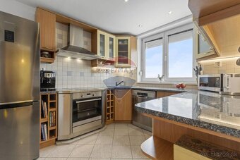 NA PREDAJ : 4 izb. byt 129 m2, rekonštrukcia, garáž, pozemok - 4