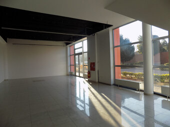 Obchodný priestor na frekventovanej ceste v N. Zámkoch 110m2 - 4