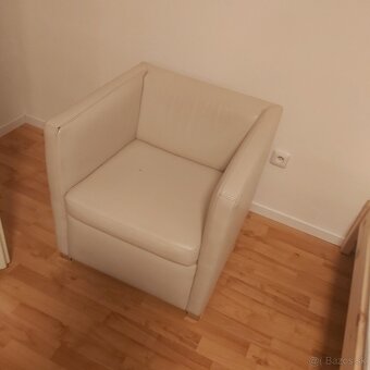 Predám béžové kožené kresielko - 4