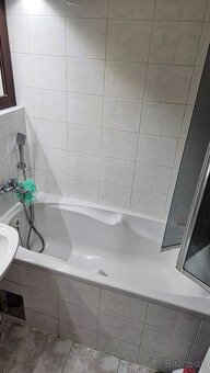 Predám wc, vaňu, kúpeľňovu skrinku s košom, zrkadlo - 4