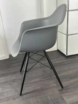 4 kreslo Vitra Eames sivo-čierne - 4