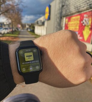 Na predaj Apple Watch SE 2.generácia 40 mm + 3 remienky - 4