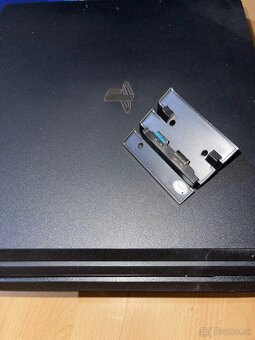 Playstation 4 pro 1TB + 2 ovládači - 4