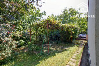 Na predaj: 3izbový rodinný dom s garážou , pozemok 757 m² - - 4