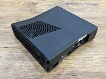 Samostatná herná konzola XBOX 360 Slim 4GB čierna - 4